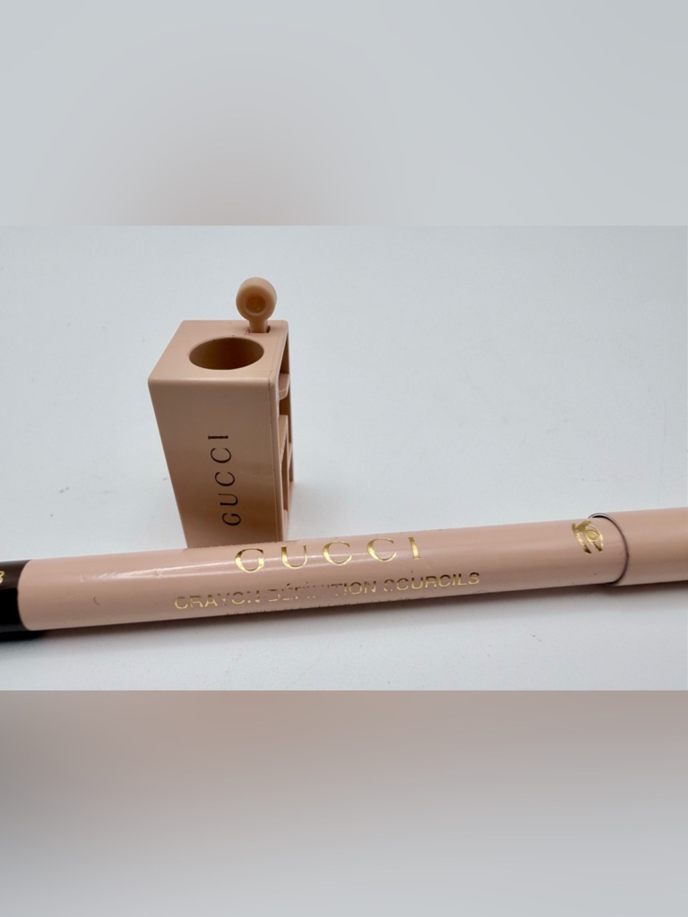 Gucci Crayon Définition Sourcils eyebrow pencil in shade: 03 + Gucci sharpener